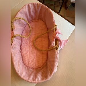 Wicker cradle basket